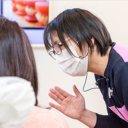 患者さんと話すスタッフの写真