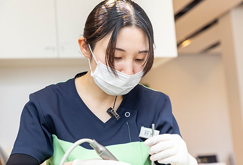 治療を行う歯科衛生士の写真