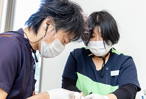 治療を行う医師とスタッフの写真