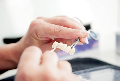 歯科技工物を作っている手元の写真