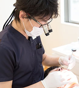 治療を行う医師の写真